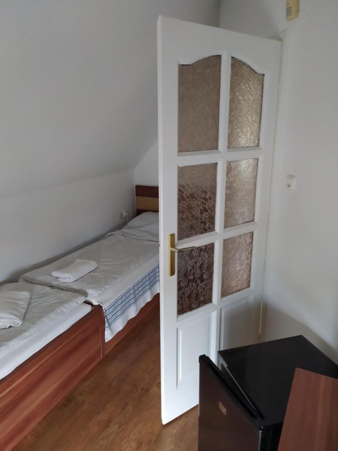 Tassi Halaszcsarda-Karasz Haz Buitenkant foto