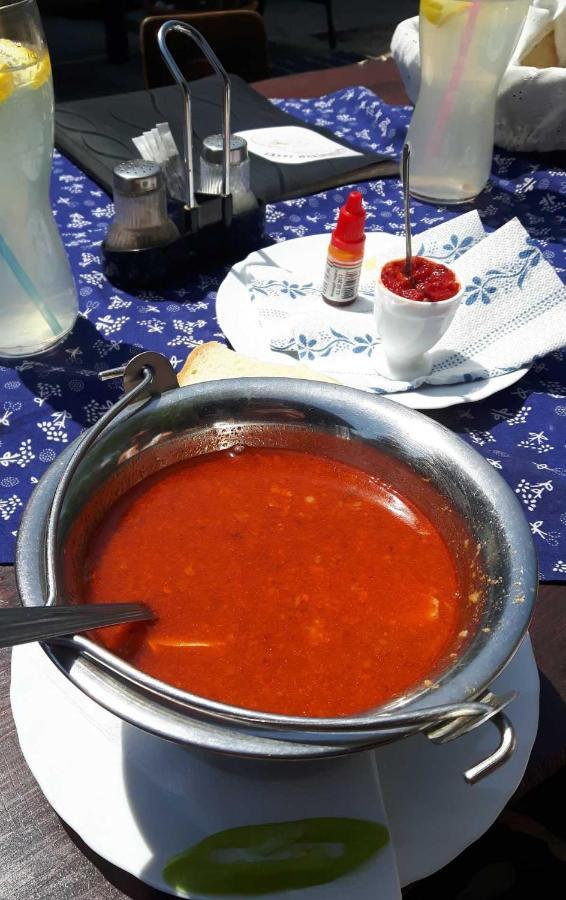 Tassi Halaszcsarda-Karasz Haz Buitenkant foto