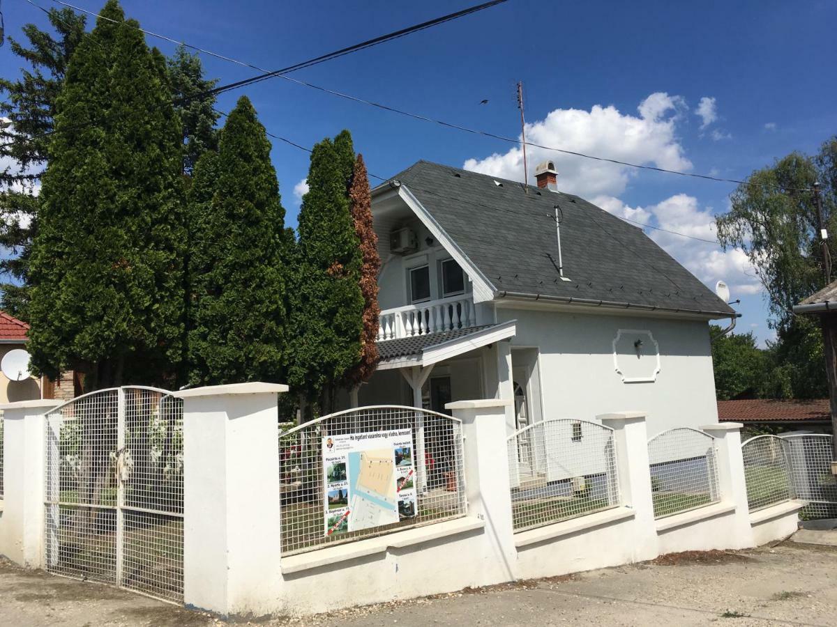 Tassi Halaszcsarda-Karasz Haz Buitenkant foto